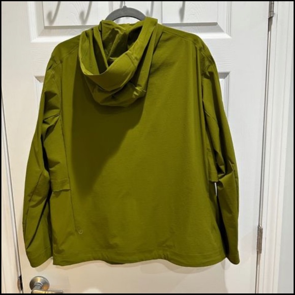 Waterproof Lululemon jacket/ small size. - Picture 4 of 5